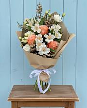 Букет цветов из:  Альстромерии, Лизиантусы, Розы и Хризантемы в Халино