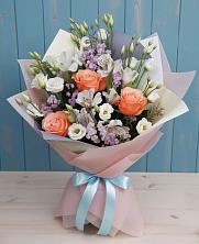 Букет цветов из:  Лизиантусы, Розы, Альстромерии и Гипсофила в Халино