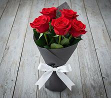 Букет 5 Красных роз Эдлесс Лав в Халино