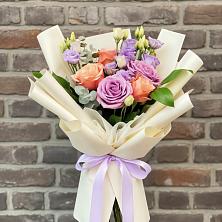 Букет цветов из:  Лизиантусы и Розы в Халино