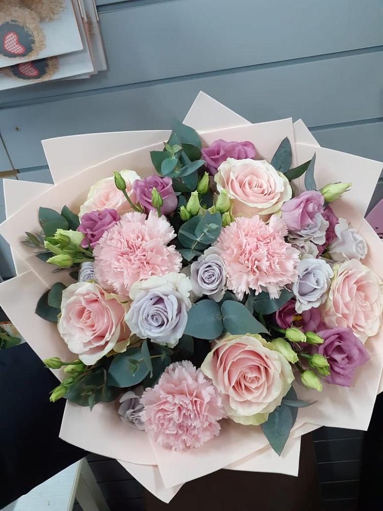 Букет цветов из: Розы, Гвоздики и Лизиантусы в Халино