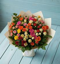 Букет Микс из разноцветных кустовых роз в Халино